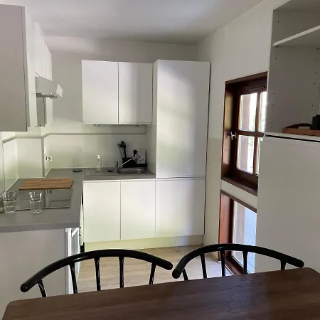 Lovely 2-bedroom Flat In Voltaire Old-town شقة