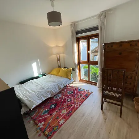 Lovely 2-bedroom Flat In Voltaire Old-town شقة