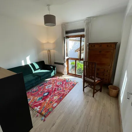 Lovely 2-bedroom Flat In Voltaire Old-town فيرني-فولتير، أين
