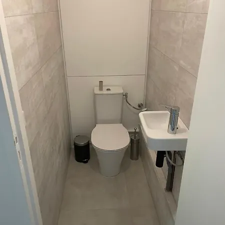 شقة Lovely 2-bedroom Flat In Voltaire Old-town *